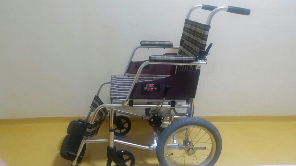 KakaoTalk_20160601_110214916.jpg : [팝니다]경량 휠체어(8.8KG)-미키코리아MC-14