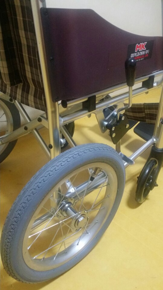 KakaoTalk_20160601_110212376.jpg : [팝니다]경량 휠체어(8.8KG)-미키코리아MC-14