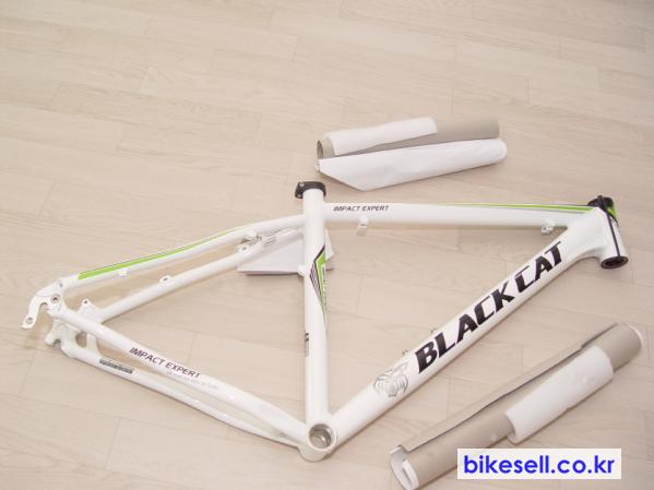 크기변환_DSC01526(0).JPG : 블랙켓 임팩트 엑스퍼트11년 화이트 17인치 프레임,싯포스트,그립 판매