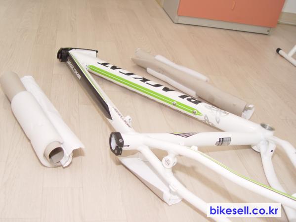 크기변환_DSC01529(0)(0).JPG : 블랙켓 임팩트 엑스퍼트11년 화이트 17인치 프레임,싯포스트,그립 판매
