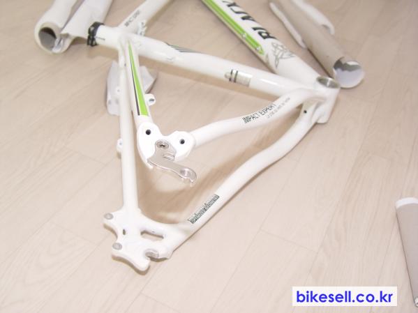 크기변환_DSC01528(1)(0).JPG : 블랙켓 임팩트 엑스퍼트11년 화이트 17인치 프레임,싯포스트,그립 판매